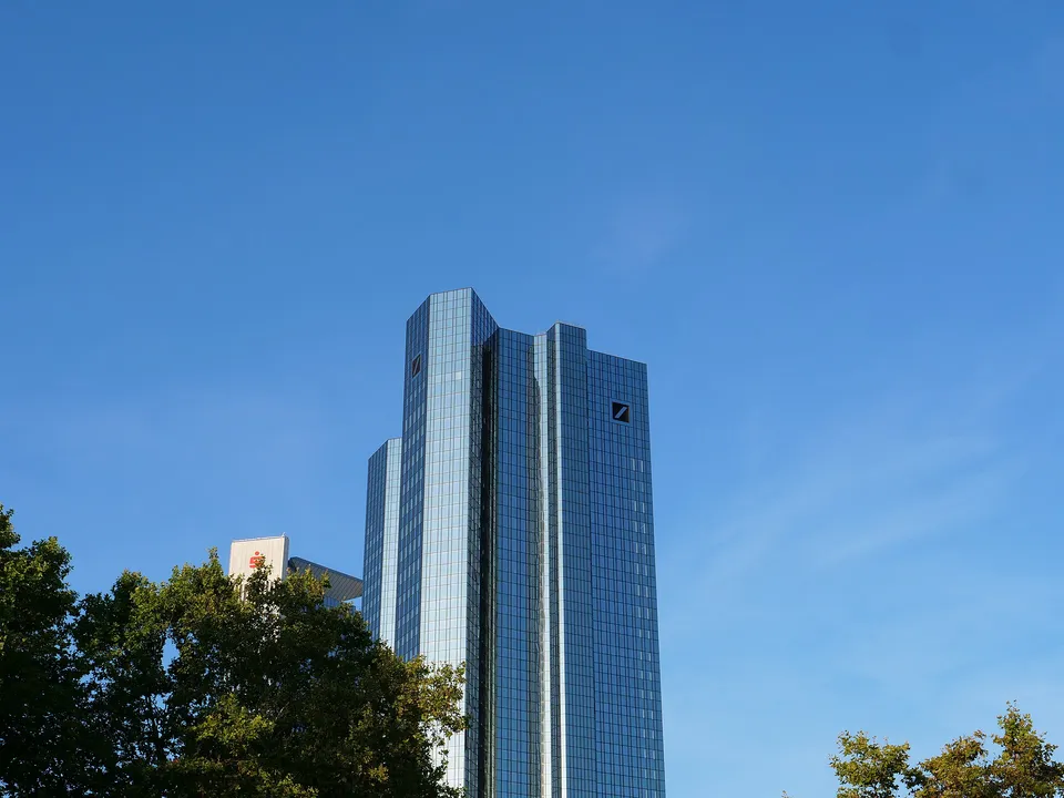 Straumann shares drop 2.9% as Deutsche Bank cuts target, cites risks