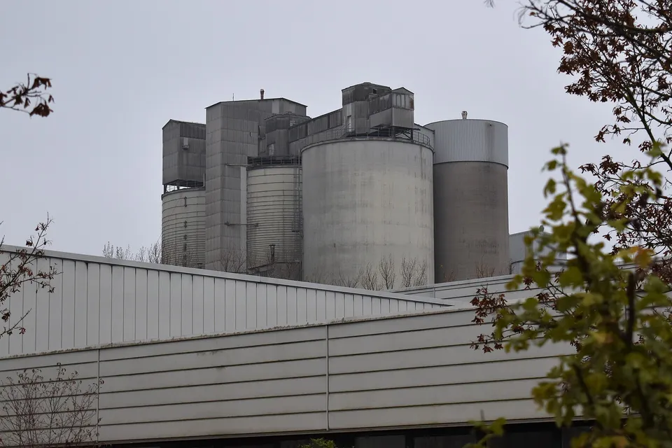 US-Futures halten sich stabil, während der Ölpreis steigt; der SMI geht zurück, Holcim führt die Verluste an