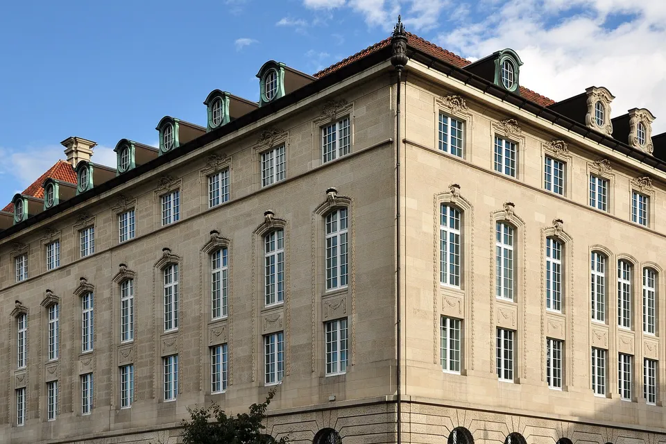 Jefferies maintains 'Hold' on Swiss Re with CHF 130 target