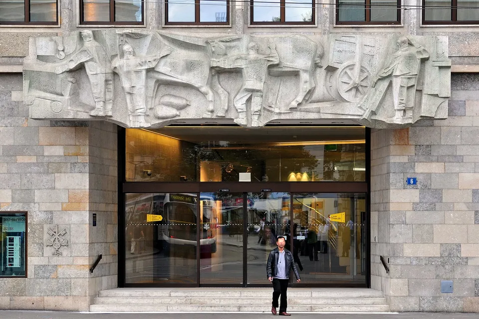 SMI rises 0.2% as Fed delivers; UBS gains, Rieter plunges after downgrade